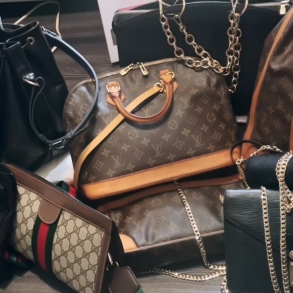 Luxury giveaway, $5 Chanel. Like this listing to be notified of my next show - Picture 3 of 13